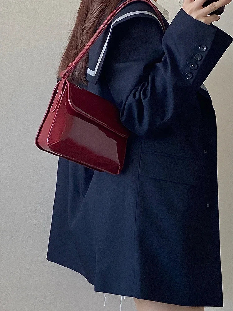 Frau mit roter Lackledertasche, Umhängetasche, modisch, elegant, Damenmode, Accessoire.