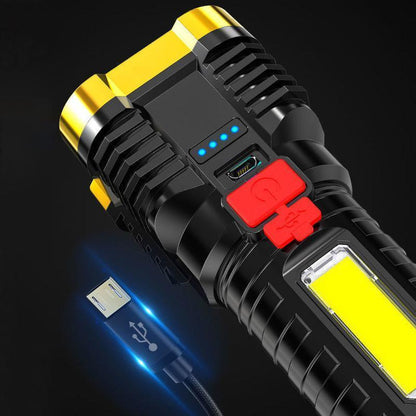 Schwarze LED-Taschenlampe mit USB-Ladeanschluss, gelben Akzenten und Batteriestandsanzeige.