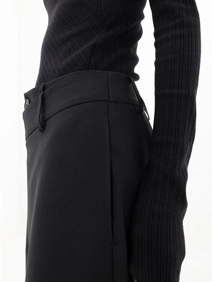 Schwarzer Strickpullover und Hose, Damenmode, elegantes Outfit, Herbstkleidung, seitliche Ansicht.
