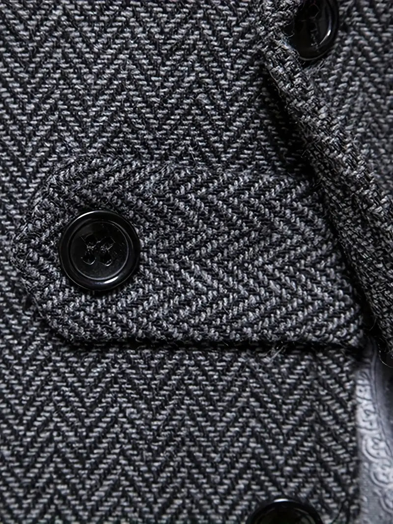 Grauer Fischgrät-Wollmantel mit schwarzen Knöpfen, elegantes Design, hochwertige Herrenmode.