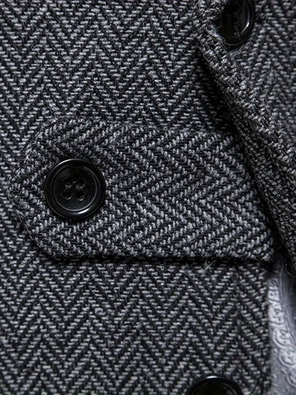 Grauer Fischgrät-Wollmantel mit schwarzen Knöpfen, elegantes Design, hochwertige Herrenmode.