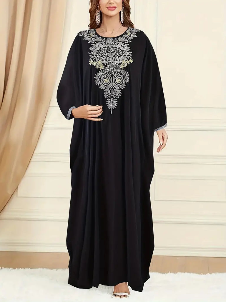 Frau in schwarzem Kaftan mit silberner Stickerei, elegantes Abendkleid, Mode für besondere Anlässe.