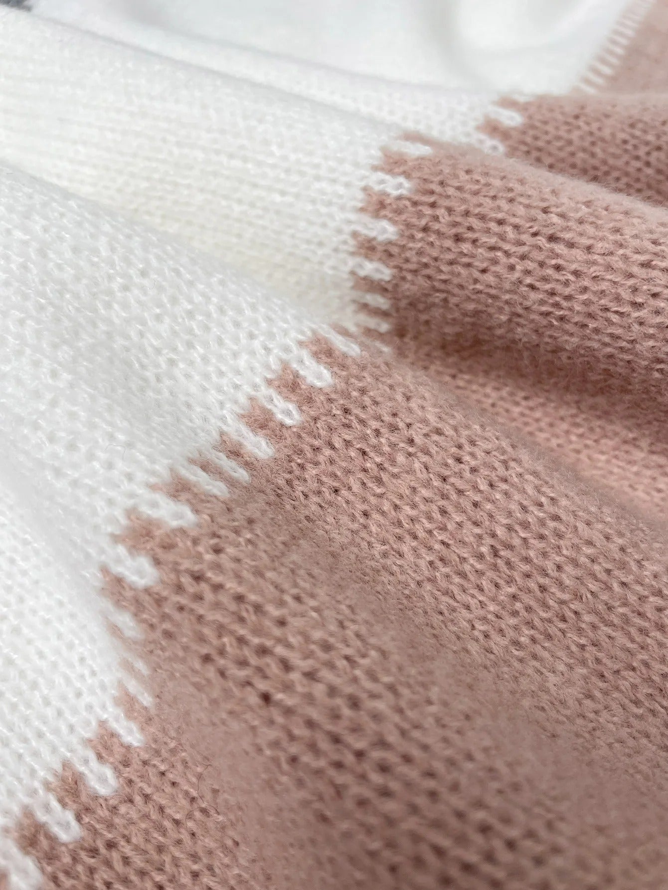 Strickdecke beige-weiß, weiches Material, gemütlich, Wohnaccessoire, modernes Design