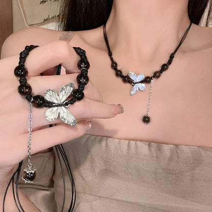 Schwarze Perlenkette und Armband mit Schmetterlingsanhänger, eleganter Schmuck für Damen.