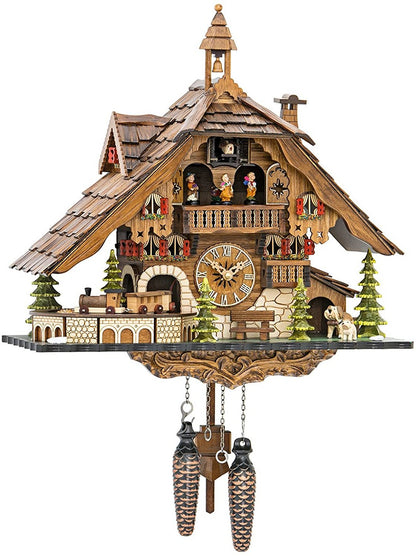 Stor gökur i trä som ett chalet med klocktorn, balkong med dansande figurer, leksakståg, granar och två tallkottsvikter. 1
