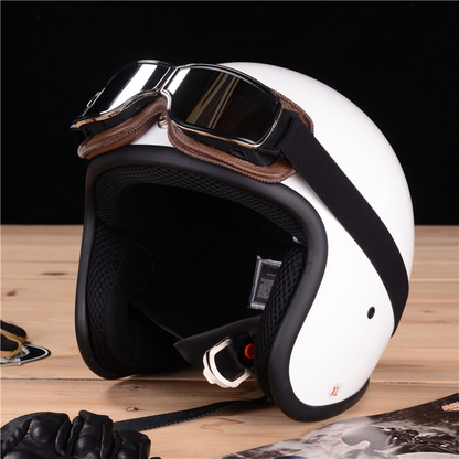 Weißer Motorradhelm mit Vintage-Lederbrille, Retro-Design, ideal für Cruiser.
