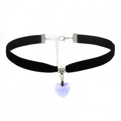 Schwarzer Samt-Choker mit lila Herzanhänger, gotischer Stil, modisches Accessoire.