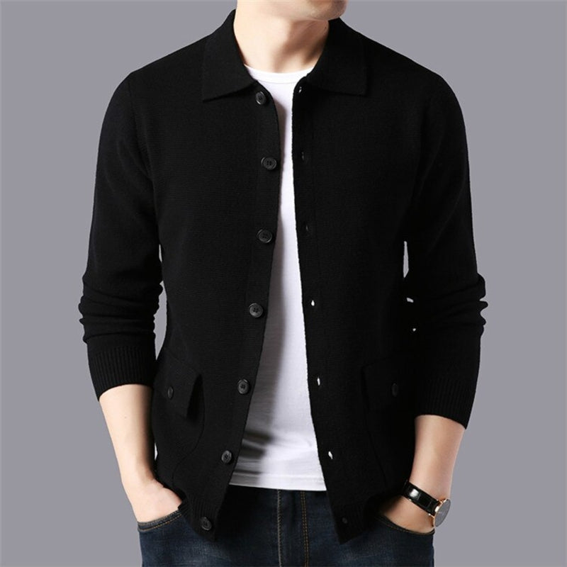 Schwarze Herren-Strickjacke, Knopfleiste, Baumwolle, lässig, modisch, Herbstmode.