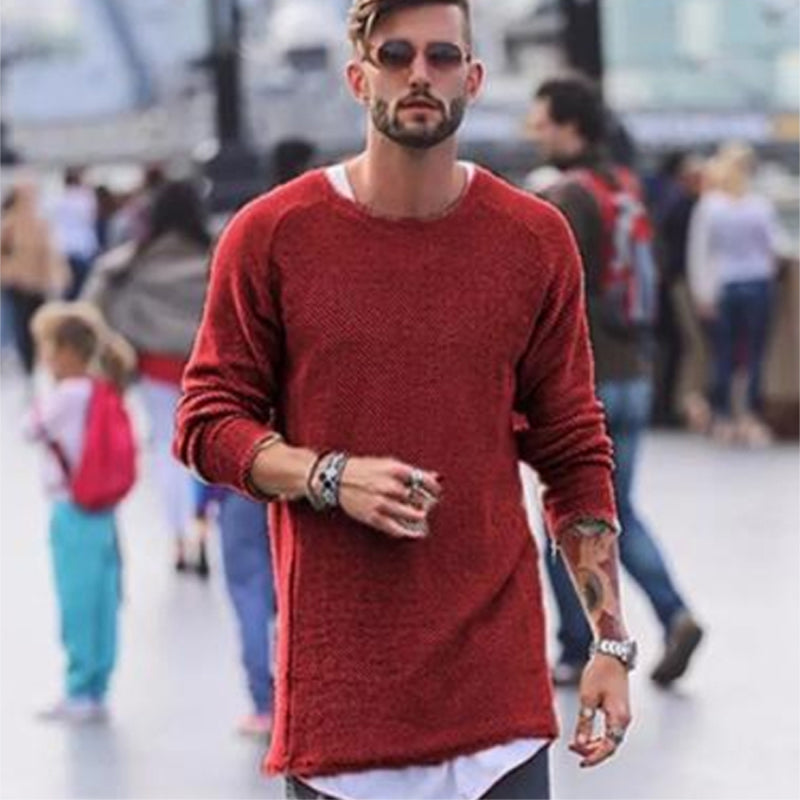 Mann in rotem Strickpullover, lässiger Stil, modische Herrenbekleidung, urbaner Hintergrund.