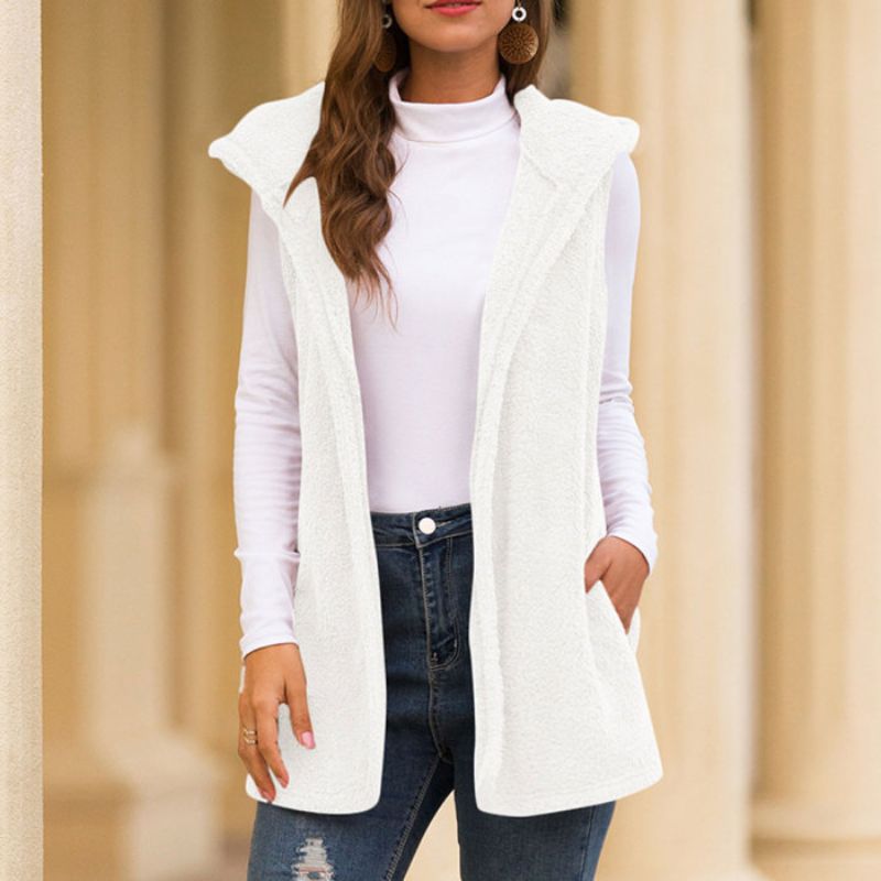 Frau in weißer Fleeceweste, Rollkragenpullover, Jeans, Herbstmode, lässiger Stil.