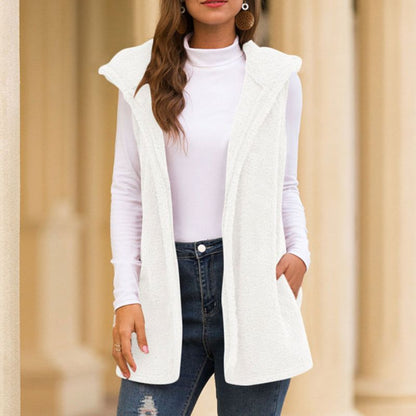 Frau in weißer Fleeceweste, Rollkragenpullover, Jeans, Herbstmode, lässiger Stil.