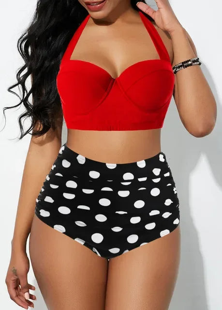 Frau in rotem Bikini-Oberteil und schwarz-weiß gepunkteter High-Waist-Badehose.