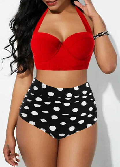 Frau in rotem Bikini-Oberteil und schwarz-weiß gepunkteter High-Waist-Badehose.