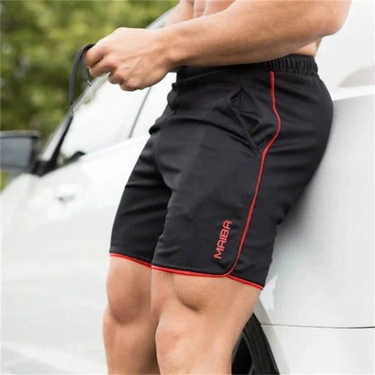 Mann in schwarzen Sportshorts mit rotem Rand lehnt an Auto, Fitness, Training, Outdoor-Aktivität.