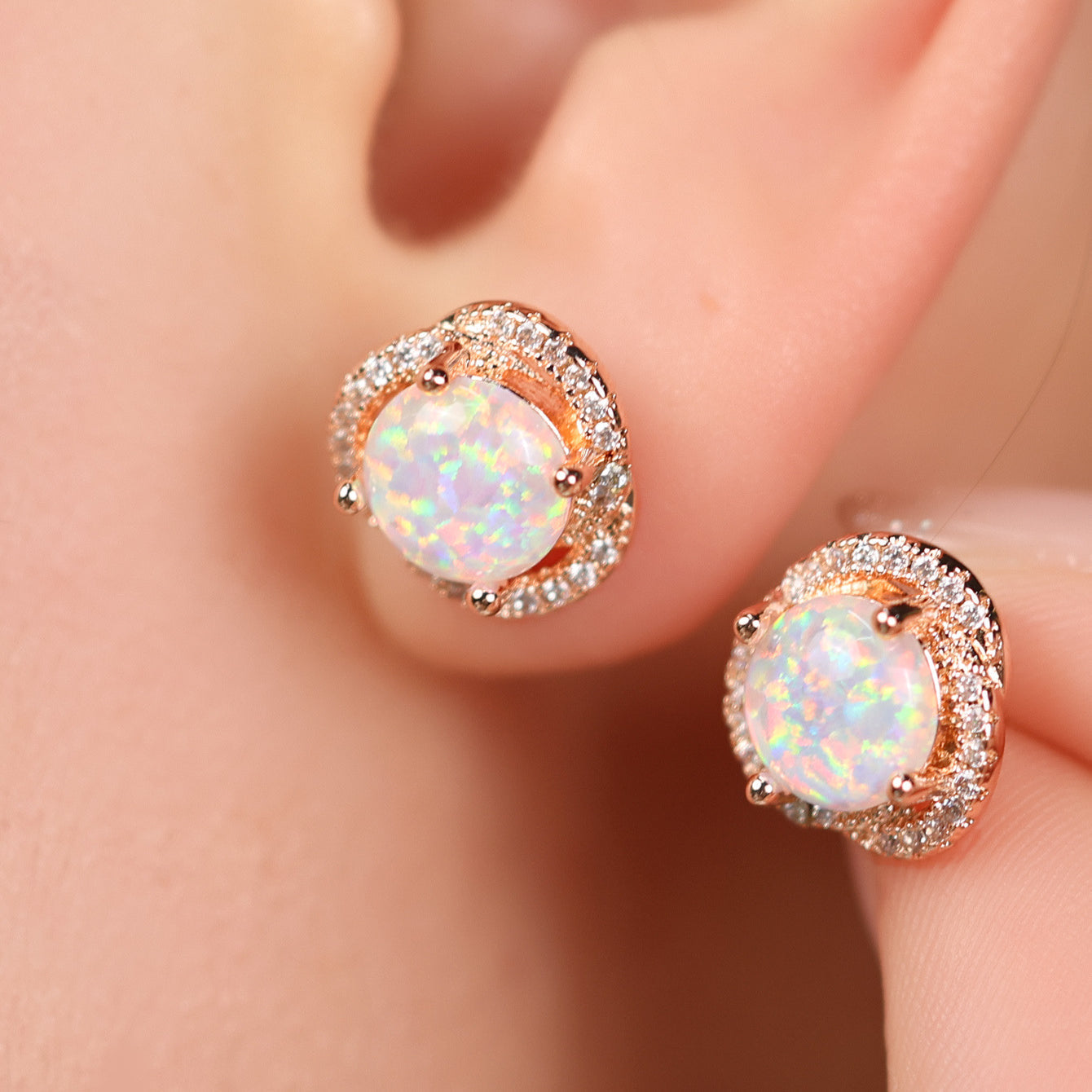 Opal Ohrringe mit Roségoldfassung und Zirkonia, funkelnder Schmuck, elegantes Design.