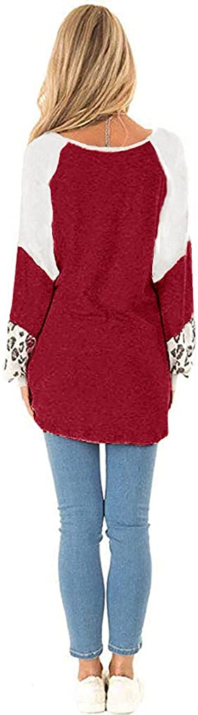 Frau in rotem Langarmshirt mit Leopardenmuster und blauer Jeans von hinten.
