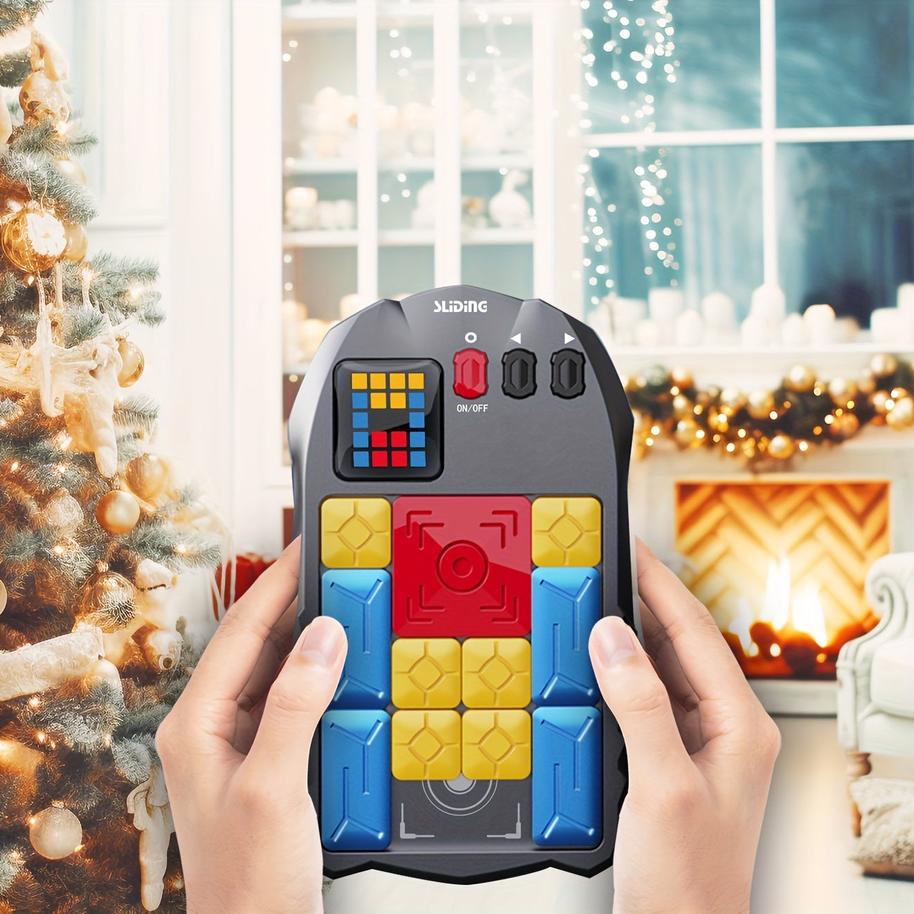 Elektronisches Schiebepuzzle-Spielzeug, bunt, in Händen vor weihnachtlicher Wohnzimmerkulisse.