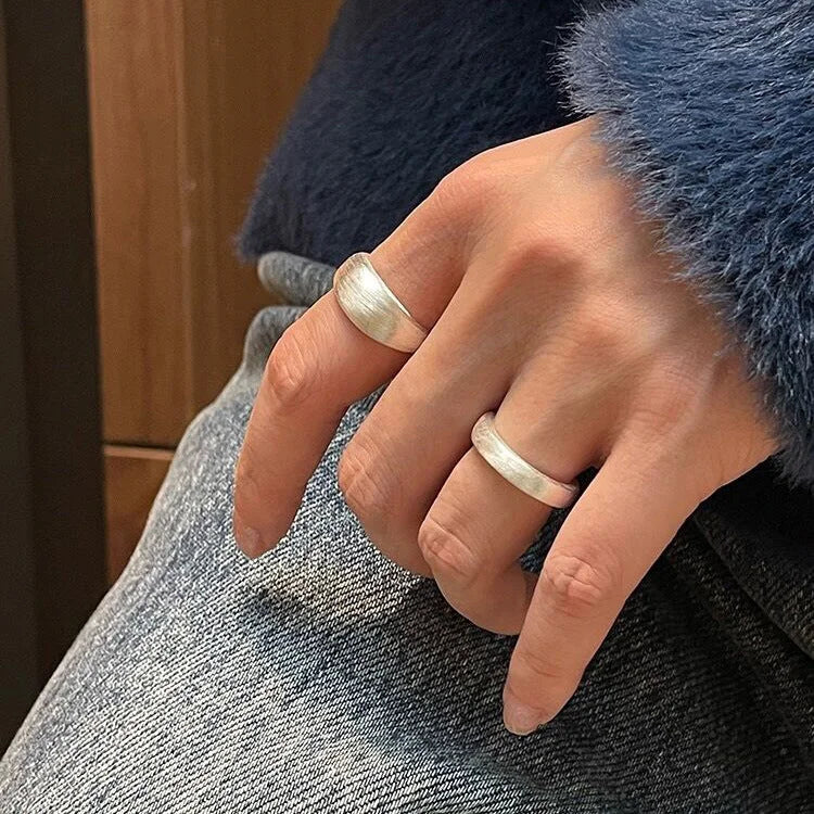 Silberne Ringe an Hand, modernes Design, Schmuck, Unisex, eleganter Stil, Nahaufnahme.