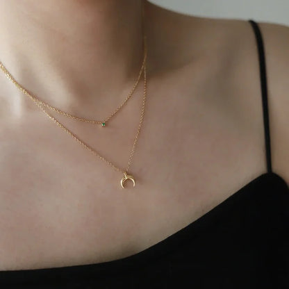 Zarte goldene Halskette mit Halbmond-Anhänger, Damen-Schmuck, elegantes Design.