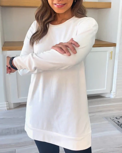 Frau in weißem Langarmshirt, lässig, bequem, modisch, vor weißem Hintergrund.