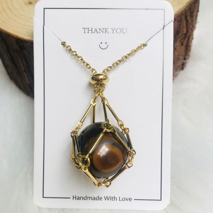 Goldene Halskette mit Tigerauge-Anhänger, handgefertigt, Schmuck, Geschenkidee, elegant.