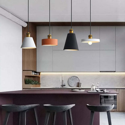 Moderne Hängelampen in Küche, verschiedene Farben, skandinavisches Design, über Kücheninsel.
