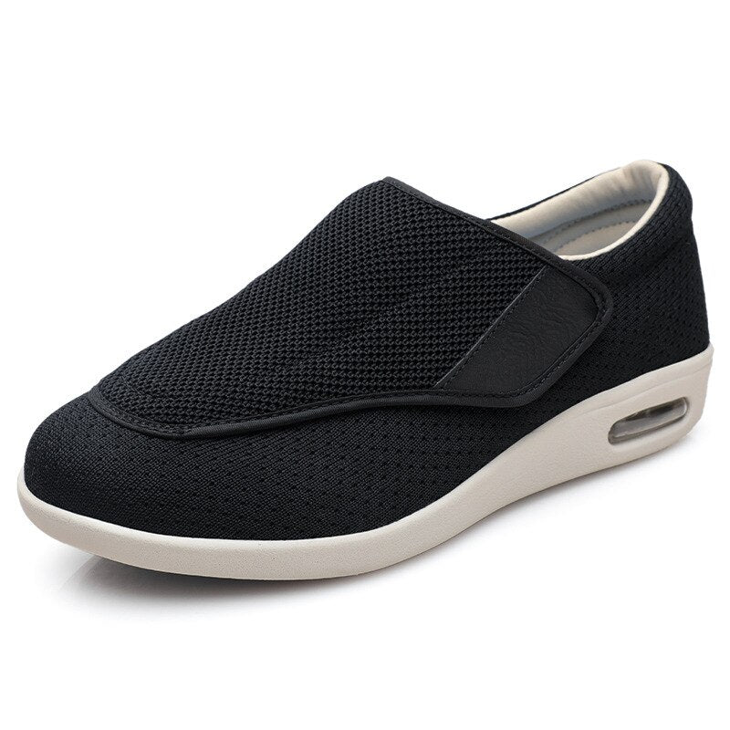 Schwarzer orthopädischer Schuh mit Klettverschluss und Luftpolstersohle für Damen.