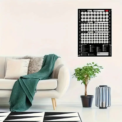 Schwarzes Periodensystem-Poster an weißer Wand, modernes Wohnzimmer, Sofa, Pflanze, Lampe.