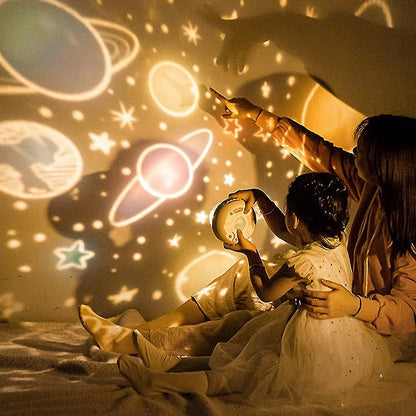 Mutter und Kind mit Projektor, projizieren Planeten und Sterne an die Wand, Nachtlicht, Kinderzimmer.