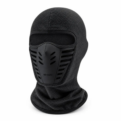 Svart balaklava i mjuk fleece sedd snett framifrån, med ventilerat munparti med spår och öppningar samt hög halsdel. 8