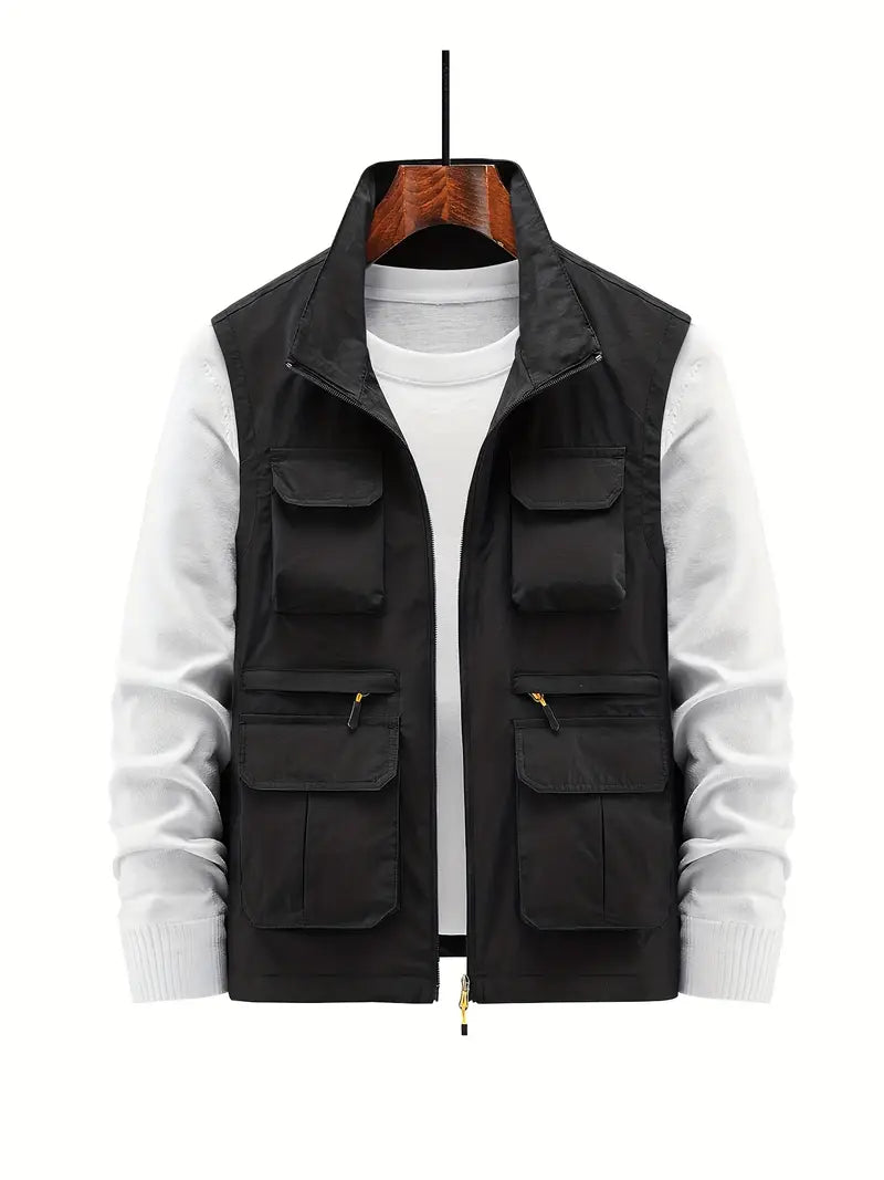 Schwarze Herrenweste mit Taschen, Reißverschluss, über weißem Pullover, Outdoor-Mode.