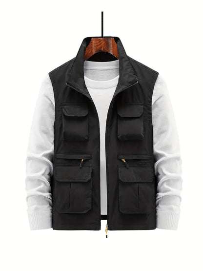 Schwarze Herrenweste mit Taschen, Reißverschluss, über weißem Pullover, Outdoor-Mode.