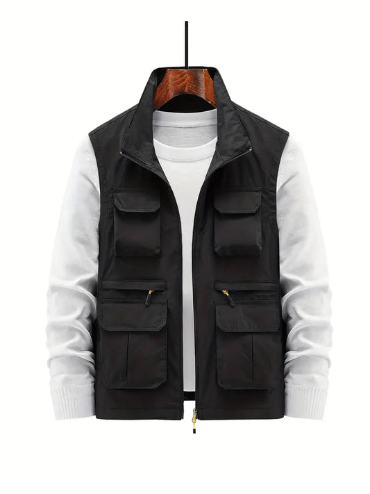 Schwarze Herrenweste mit Taschen, Reißverschluss, über weißem Pullover, Outdoor-Mode.
