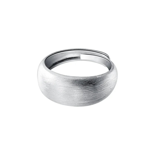 Silberner Armreif, gebürstetes Finish, elegantes Schmuckdesign, modisches Accessoire für Damen.