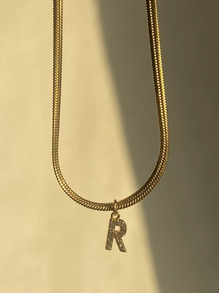 Goldene Halskette mit Buchstabenanhänger "R", glänzend, modisch, Schmuck für Damen.