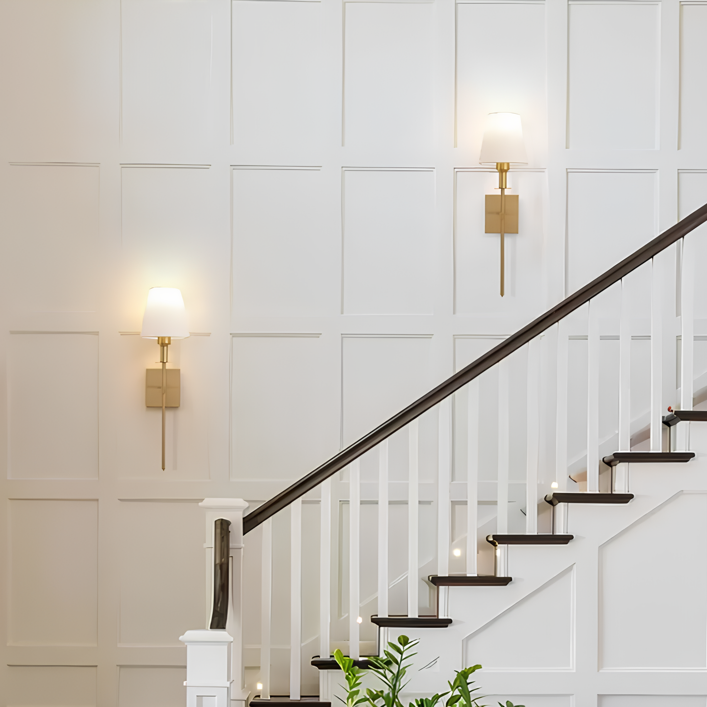 Weiße Treppe mit Holzgeländer, moderne Wandlampen, elegantes Interieur, minimalistische Wandverkleidung.