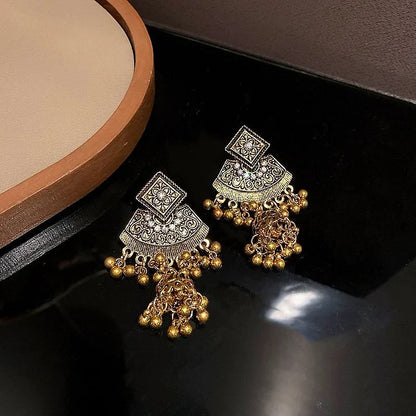 Antike goldene Ohrringe mit filigranem Design, Schmuck, Damenaccessoire, Vintage-Stil.
