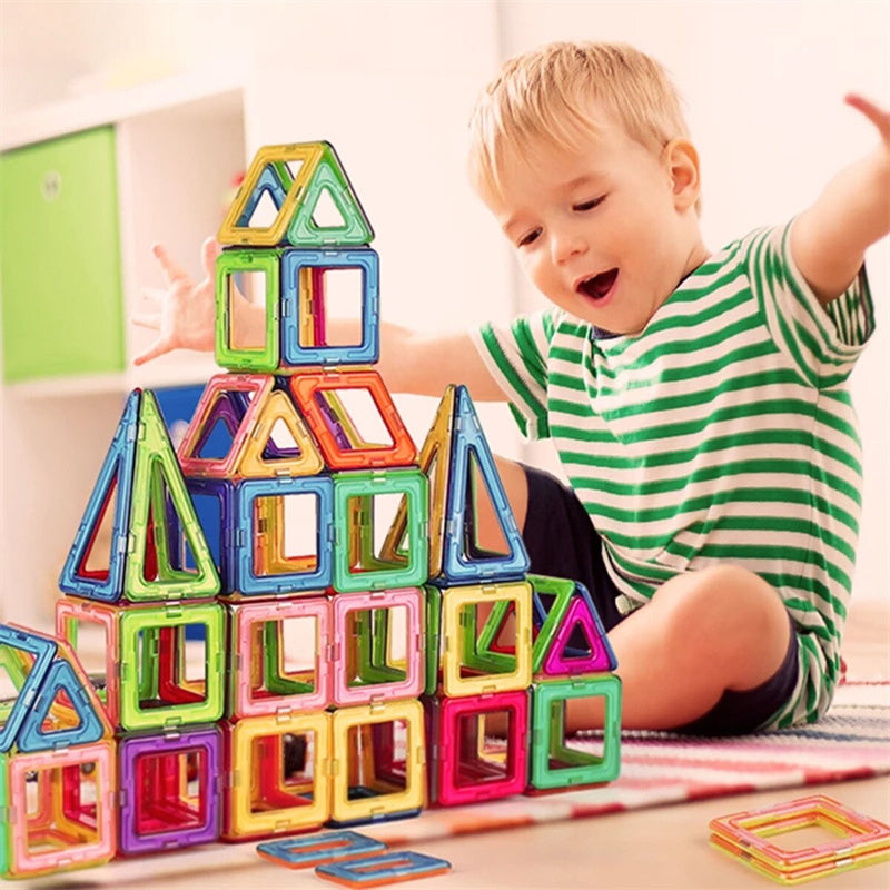 Magnetiska konstruktionsbyggsatser för barn – lärande spel med 118/148 delar