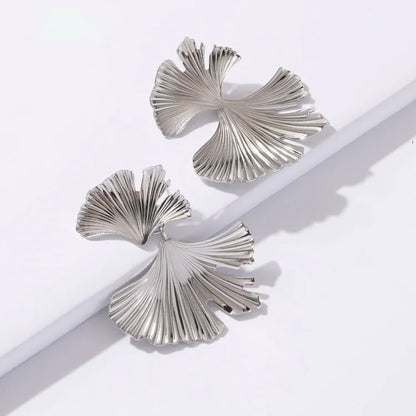 Silberne Ginkgo-Ohrringe, modernes Design, eleganter Schmuck, Damenaccessoire.
