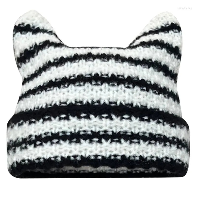 Schwarz-weiß gestreifte Strickmütze mit Katzenohren, Wintermode, Unisex, warm und stylisch.