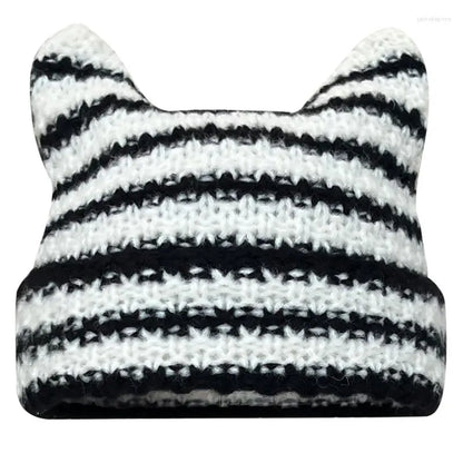 Schwarz-weiß gestreifte Strickmütze mit Katzenohren, Wintermode, Unisex, warm und stylisch.