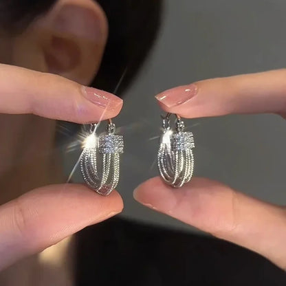 Silberne Creolen Ohrringe mit Strasssteinen, funkelnd, eleganter Schmuck für Damen.
