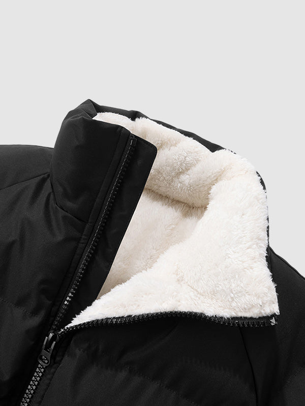 Schwarze Winterjacke mit weißem Fleecefutter, Reißverschluss, warm, modisch, Herrenbekleidung.