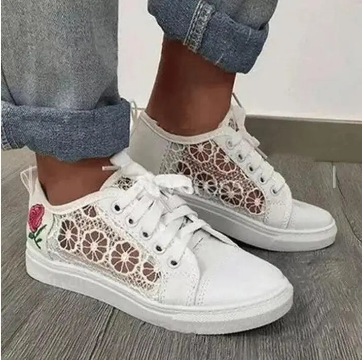 Weiße Damen-Sneaker mit Blumenmuster, Spitze, lässig, modisch, bequem, Freizeitmode.
