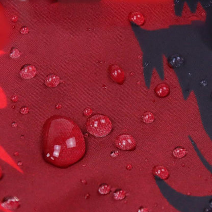 Roter wasserdichter Stoff mit Wassertropfen, ideal für Outdoor-Bekleidung und Accessoires.
