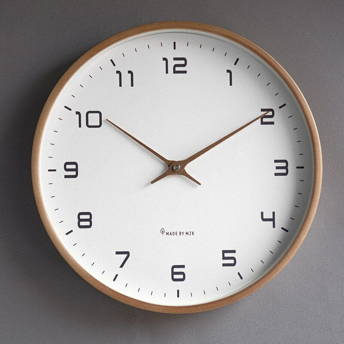 Runde Wanduhr aus Holz, weißes Zifferblatt, schwarze Zahlen, minimalistisches Design.