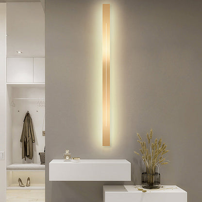 Moderne LED-Wandleuchte, vertikal, goldfarben, minimalistisch, Wohnzimmerbeleuchtung.