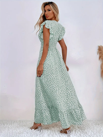 Frau in mintgrünem Maxikleid mit weißen Punkten, elegantes Sommeroutfit, Modefotografie.