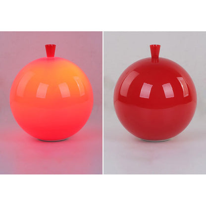 Rote und orange Glasvasen, kugelförmig, modernes Design, Dekoration, Wohnzimmer, glänzend.