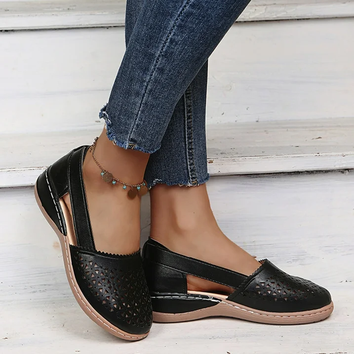 Schwarze Damen-Ledersandalen mit Lochmuster, lässig, bequem, ideal für Sommermode.